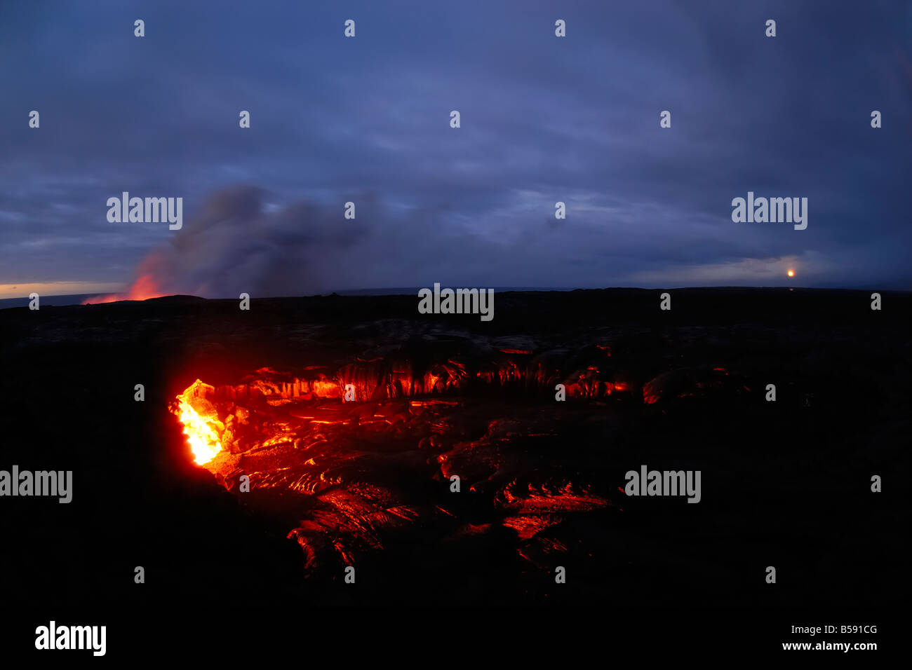 Sunrise è riflesso da un edificio distante e l'impostazione di luna piena lucernario e flusso di lava Foto Stock