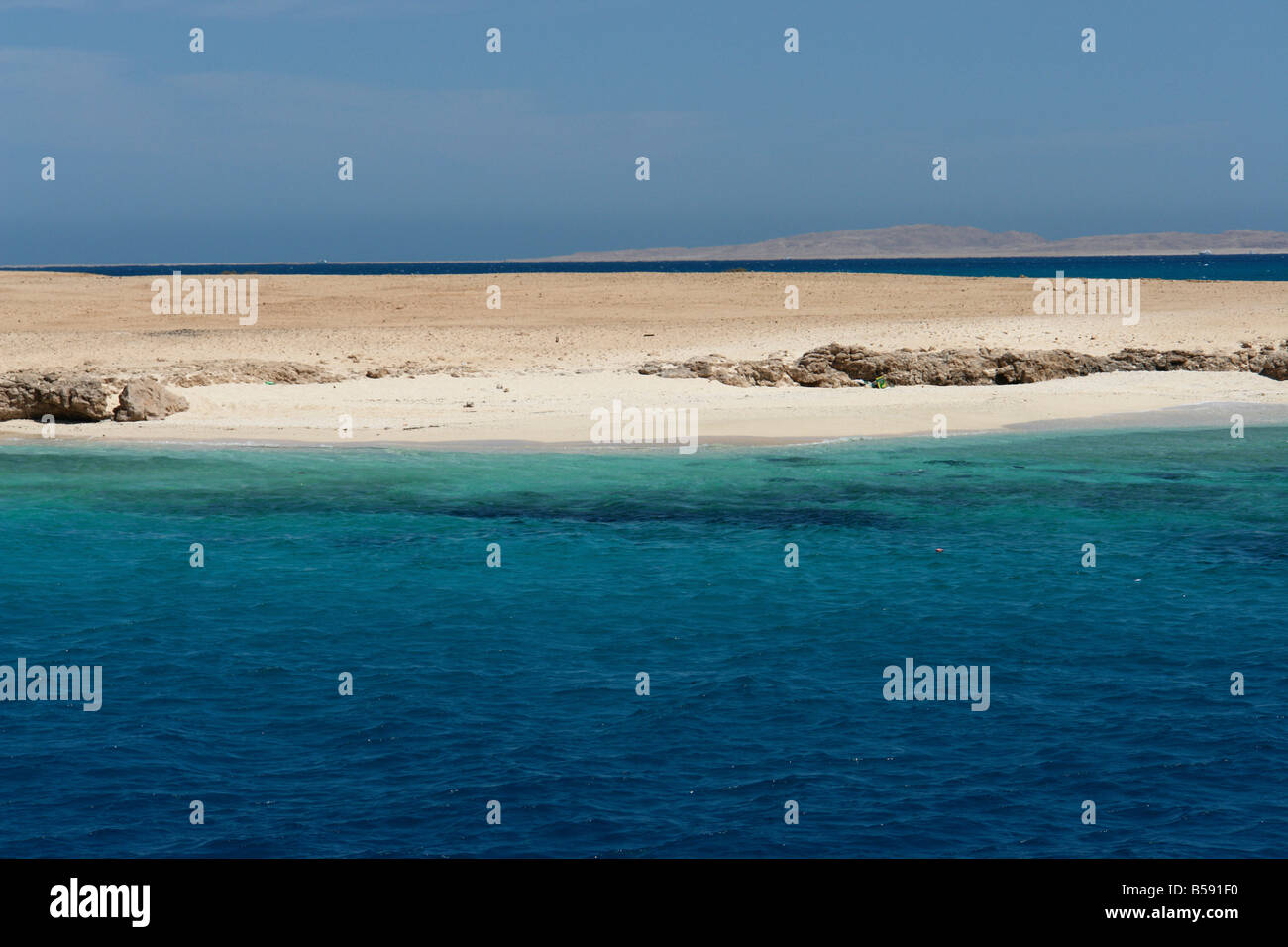 Piccole onde nel mare rosso Foto Stock