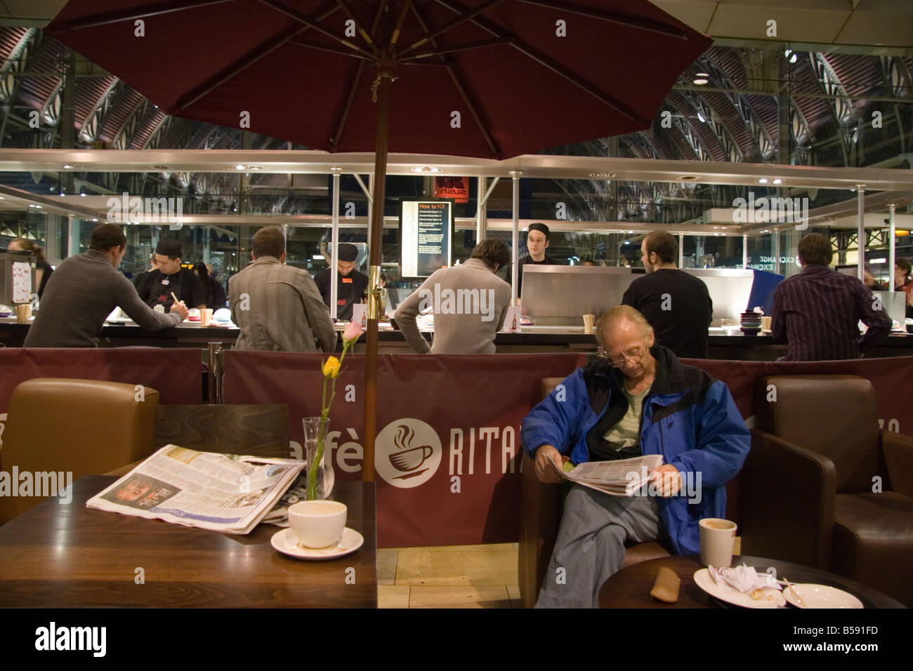 Un caffè e un Sushi Bar presso la stazione di Paddington, Londra Foto Stock