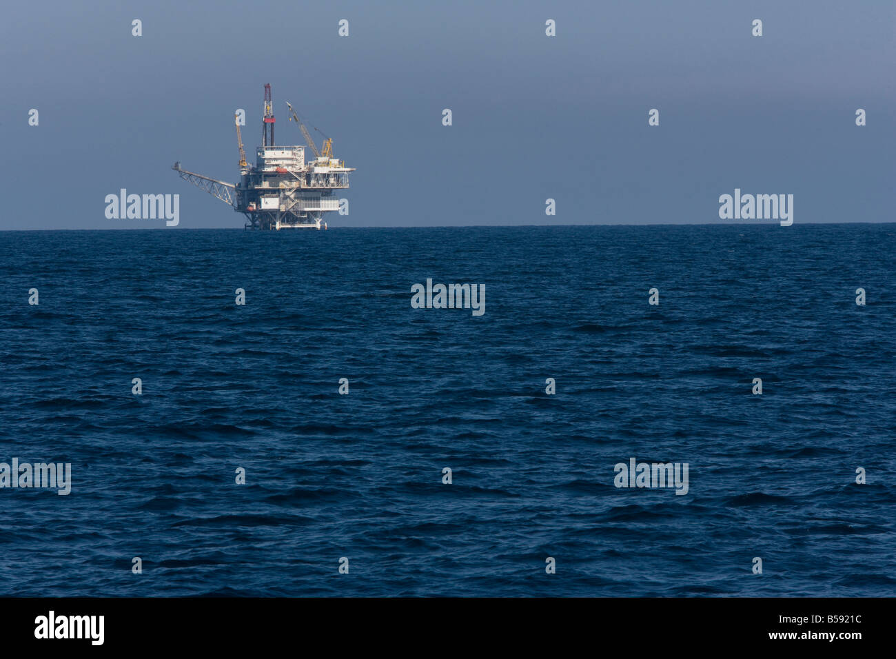 Offshore della piattaforma di perforazione al largo della costa della California Foto Stock