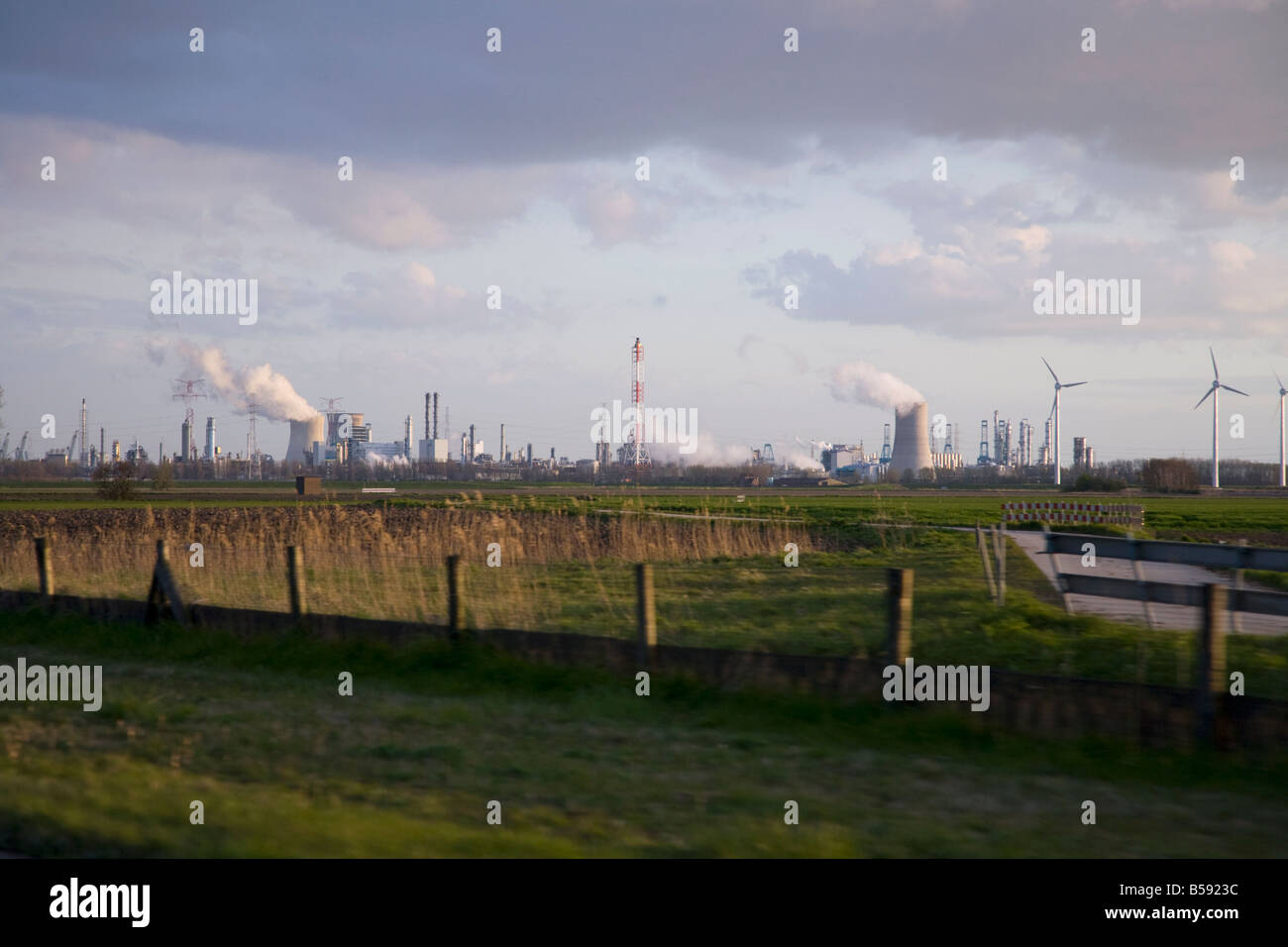 Area industriale nei pressi di Anversa e terreni agricoli, visto dalla distanza. (42) Foto Stock