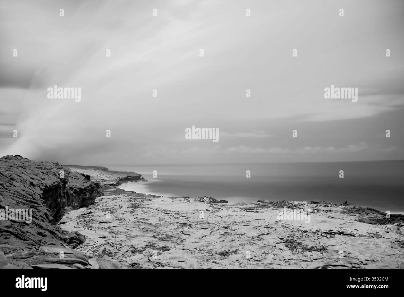 Foto ad infrarossi di nuova costruzione panca è ora inattivo Waikupanaha ocean entrata Foto Stock