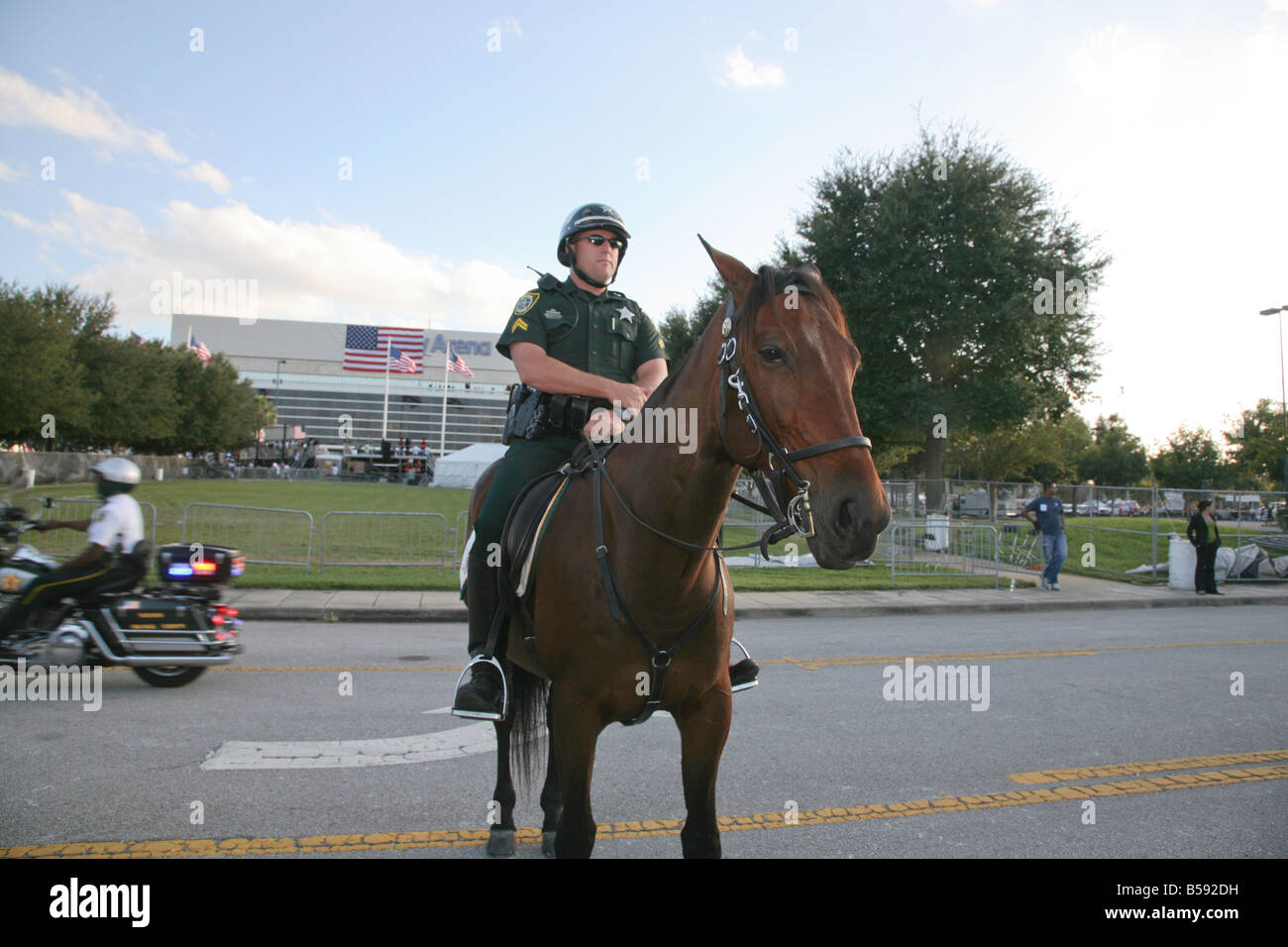 Gli ufficiali di polizia pattuglia Obama votare presto per modificare Rally, Orlando, FL Foto Stock