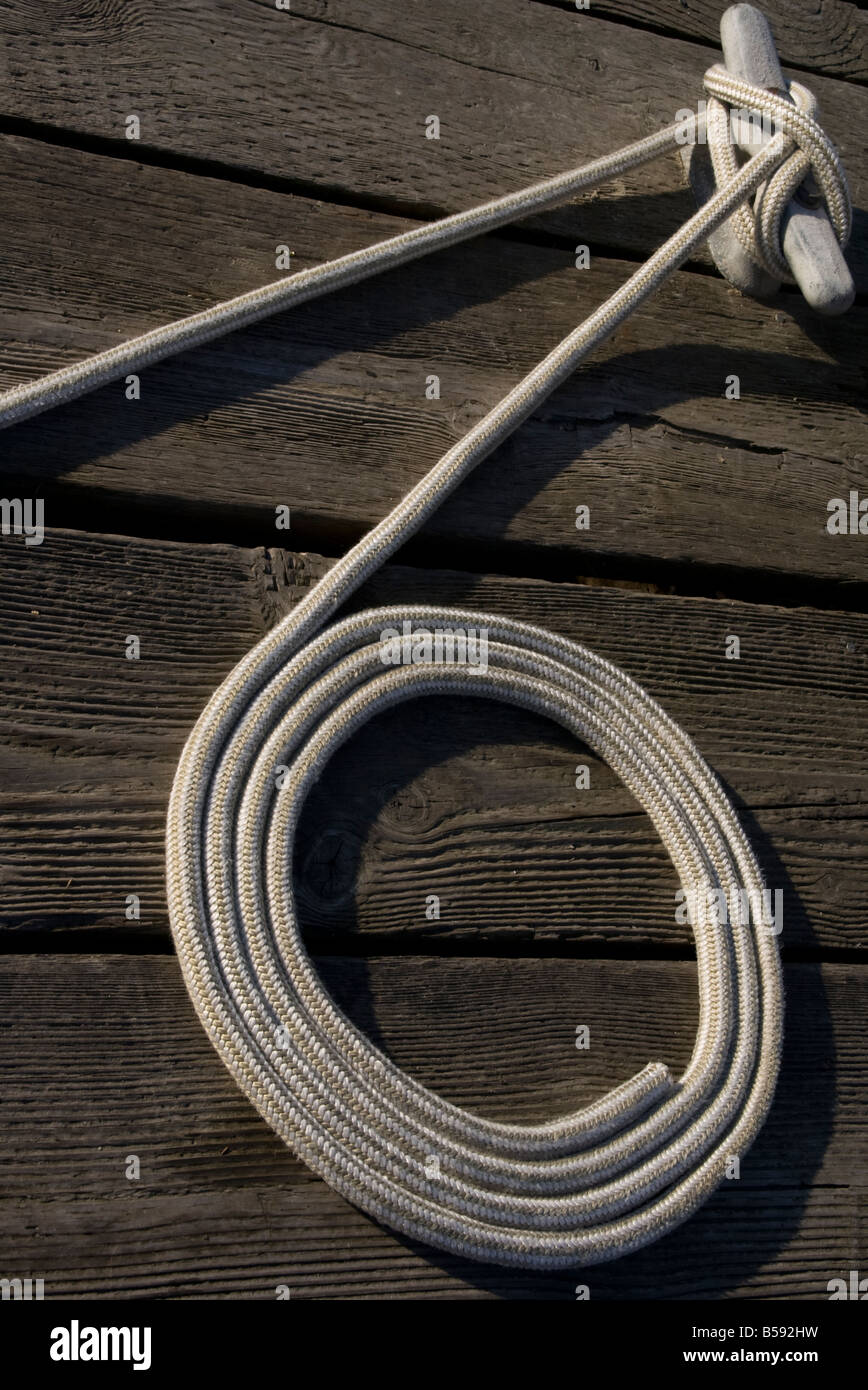Una linea di dock legata a un gancio su un dock Foto Stock