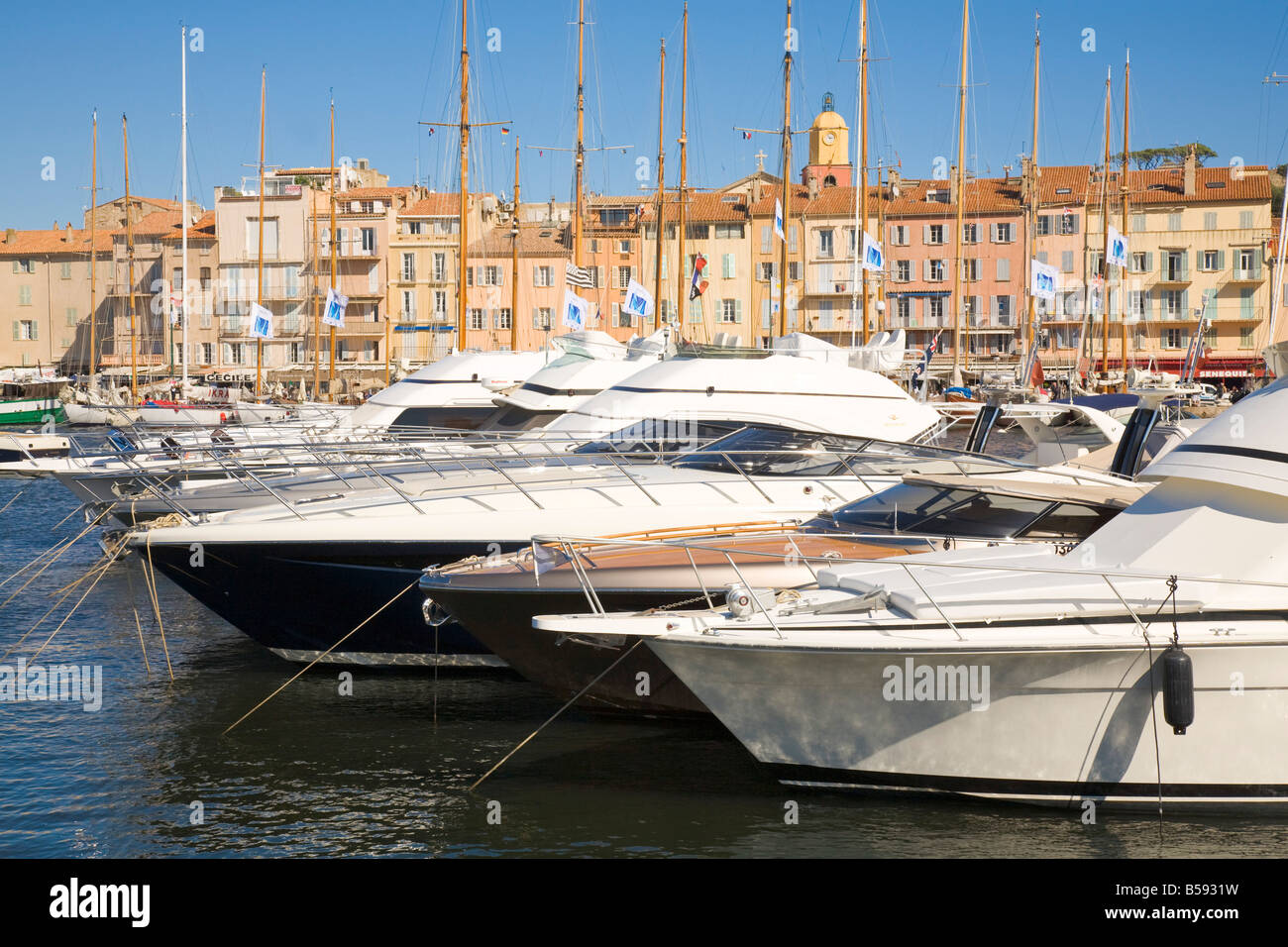 Barche a motore sono situati nel porto di Saint Tropez in Costa Azzurra / PROVENZA / Francia meridionale Foto Stock