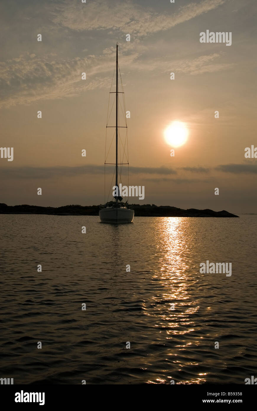 Barca a vela al di ancoraggio in sunset Foto Stock