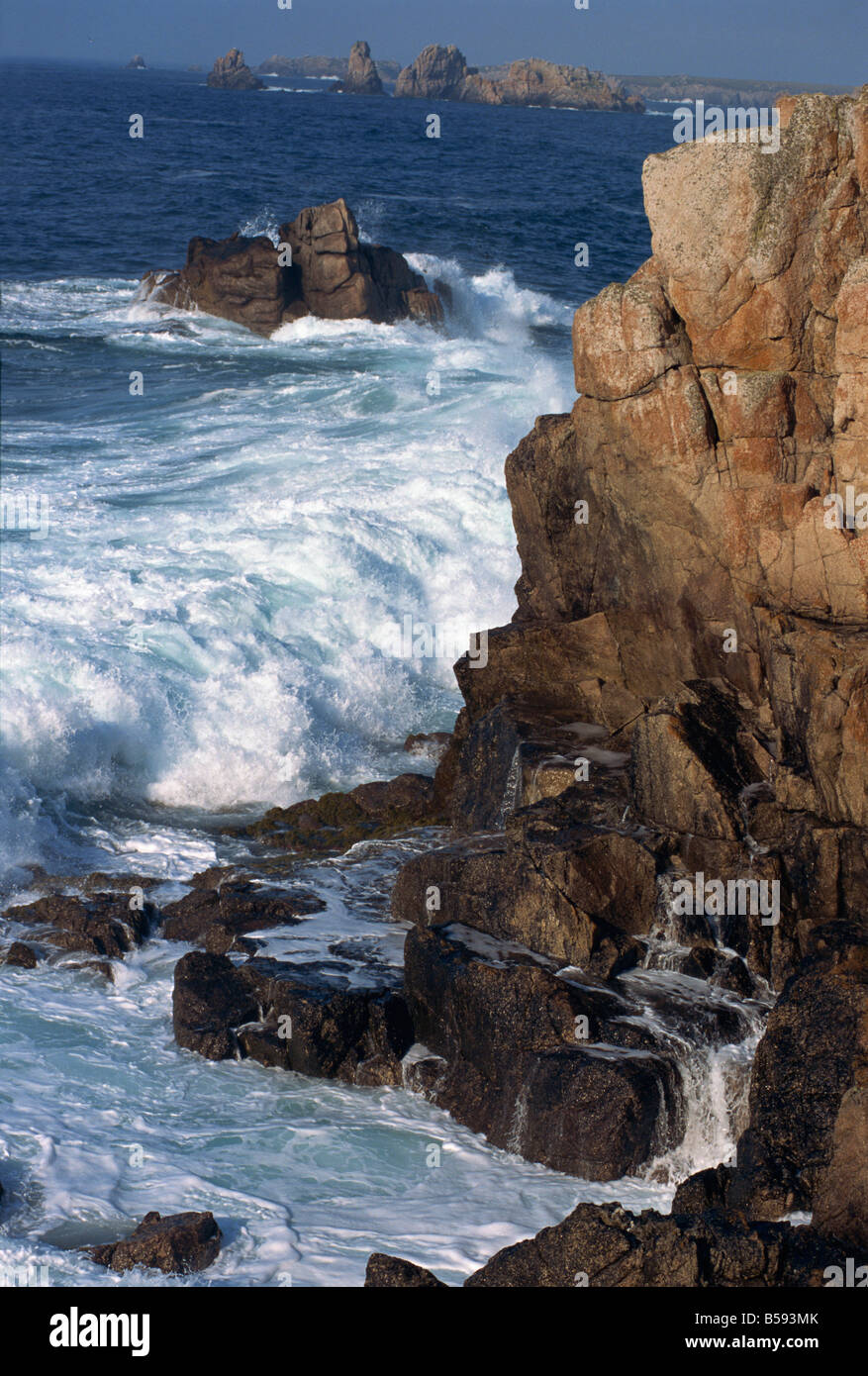 Onde che si infrangono sulle rocce della costa di Ile da Ouessant Baie Beninou Francia G Thouvenin Foto Stock