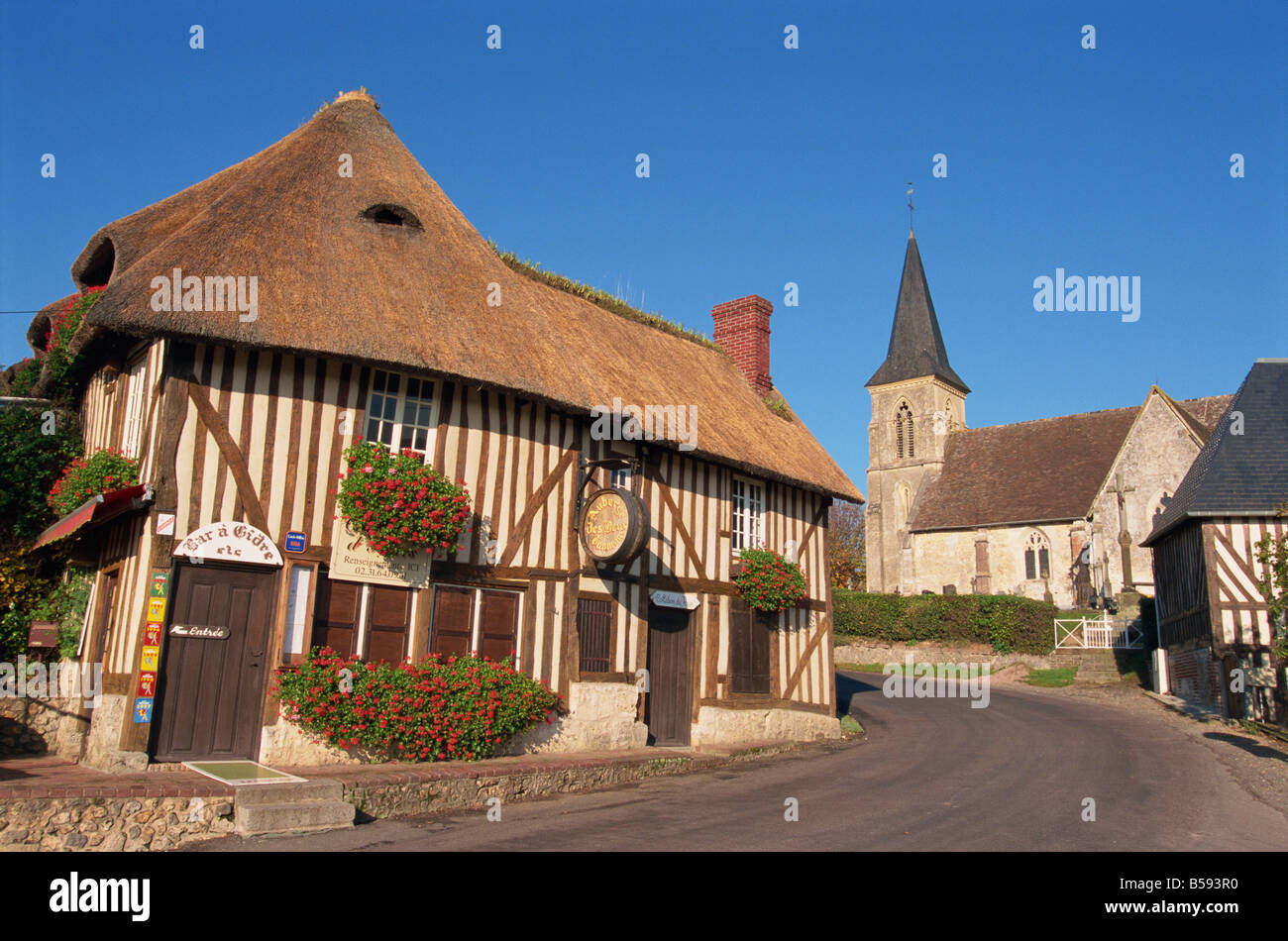 L'Auberge des 2 Tonneaux, Pierrefitte En Auge, Vallee d'Auge, Basse Normandie, Francia, Europa Foto Stock