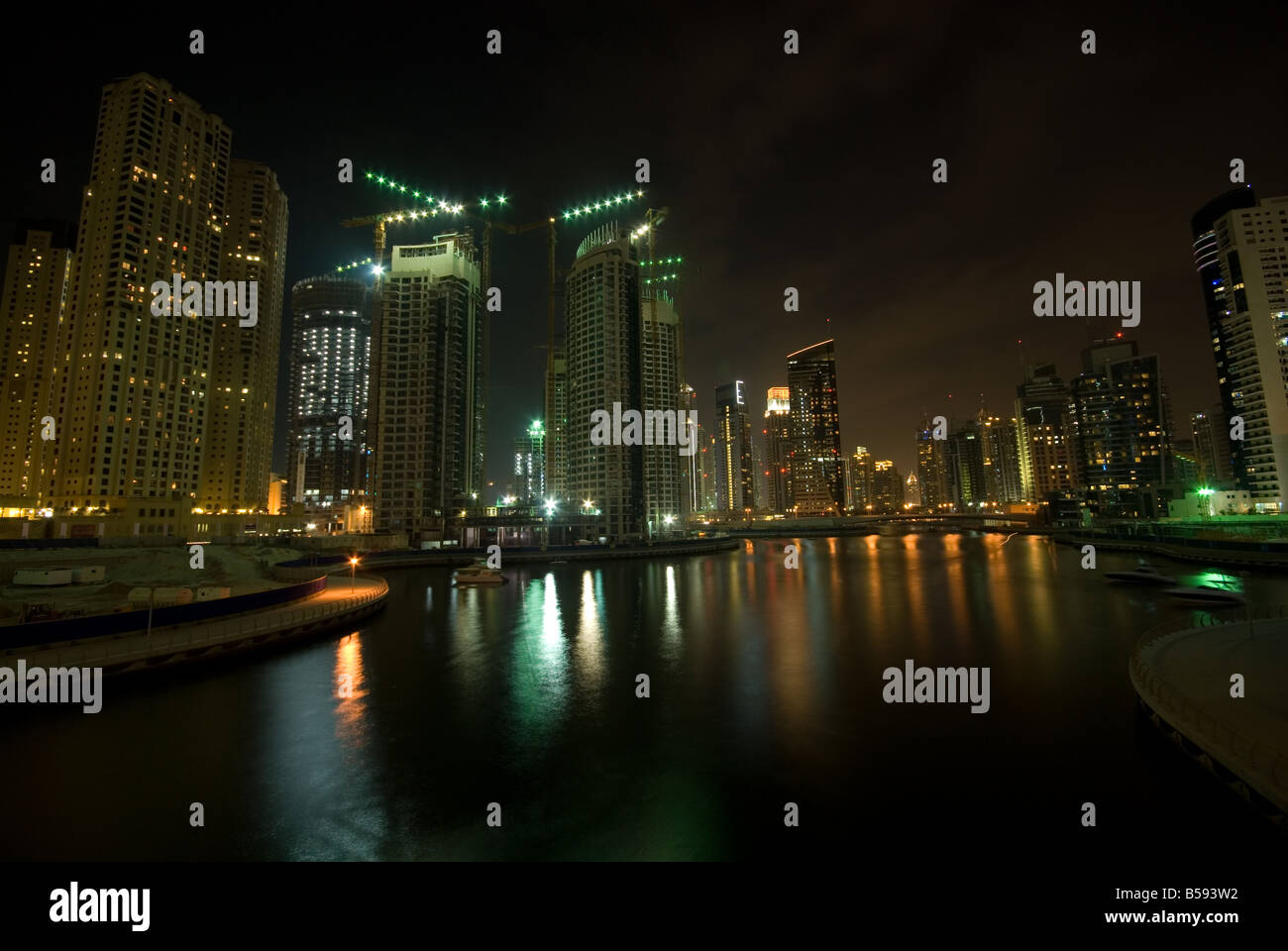 Dubai Marina di notte Foto Stock