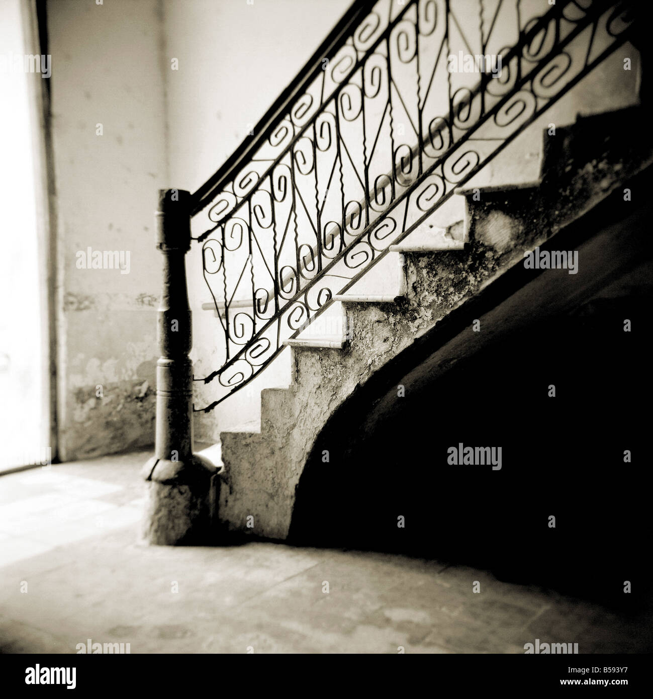 Scale con ornati in ferro battuto all'interno di edificio di appartamenti, Cienfuegos, Cuba, West Indies Foto Stock
