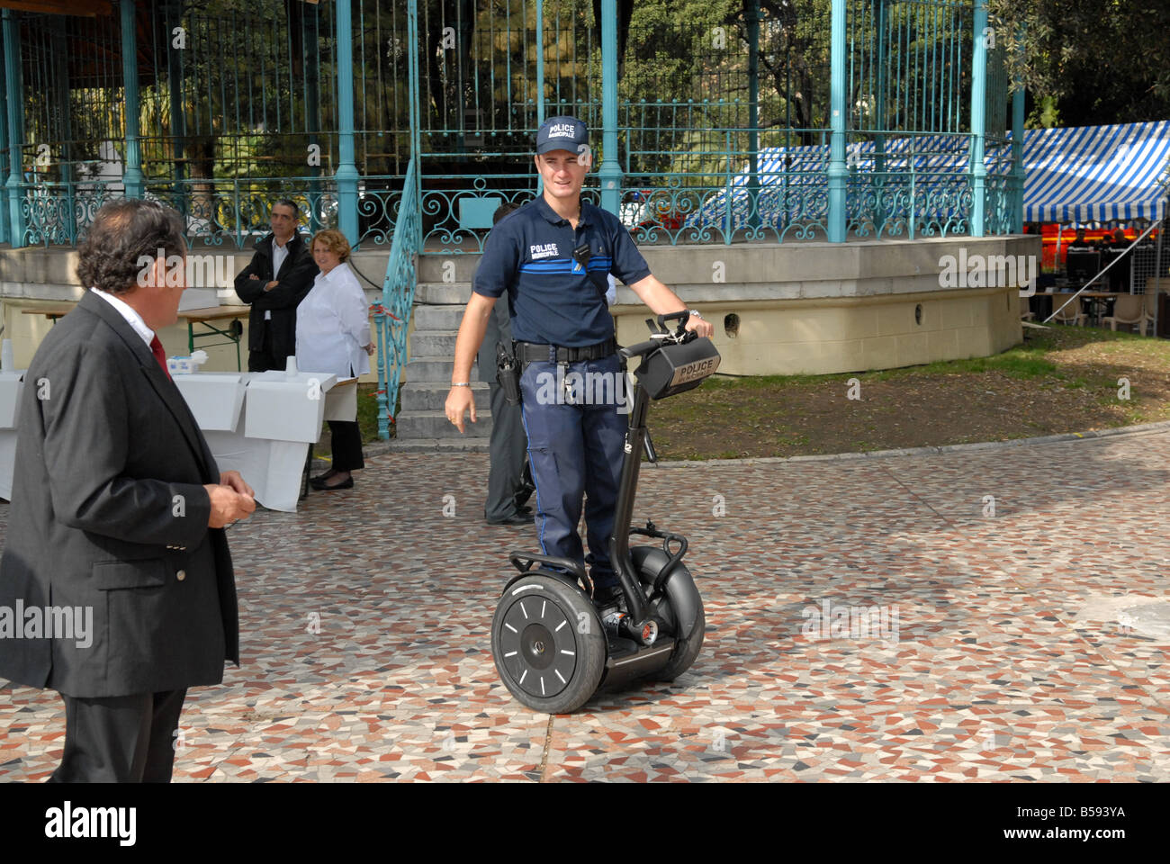 Una polizia municipale Officer usando un Segway personal transporter a Nizza nel sud della Francia Foto Stock