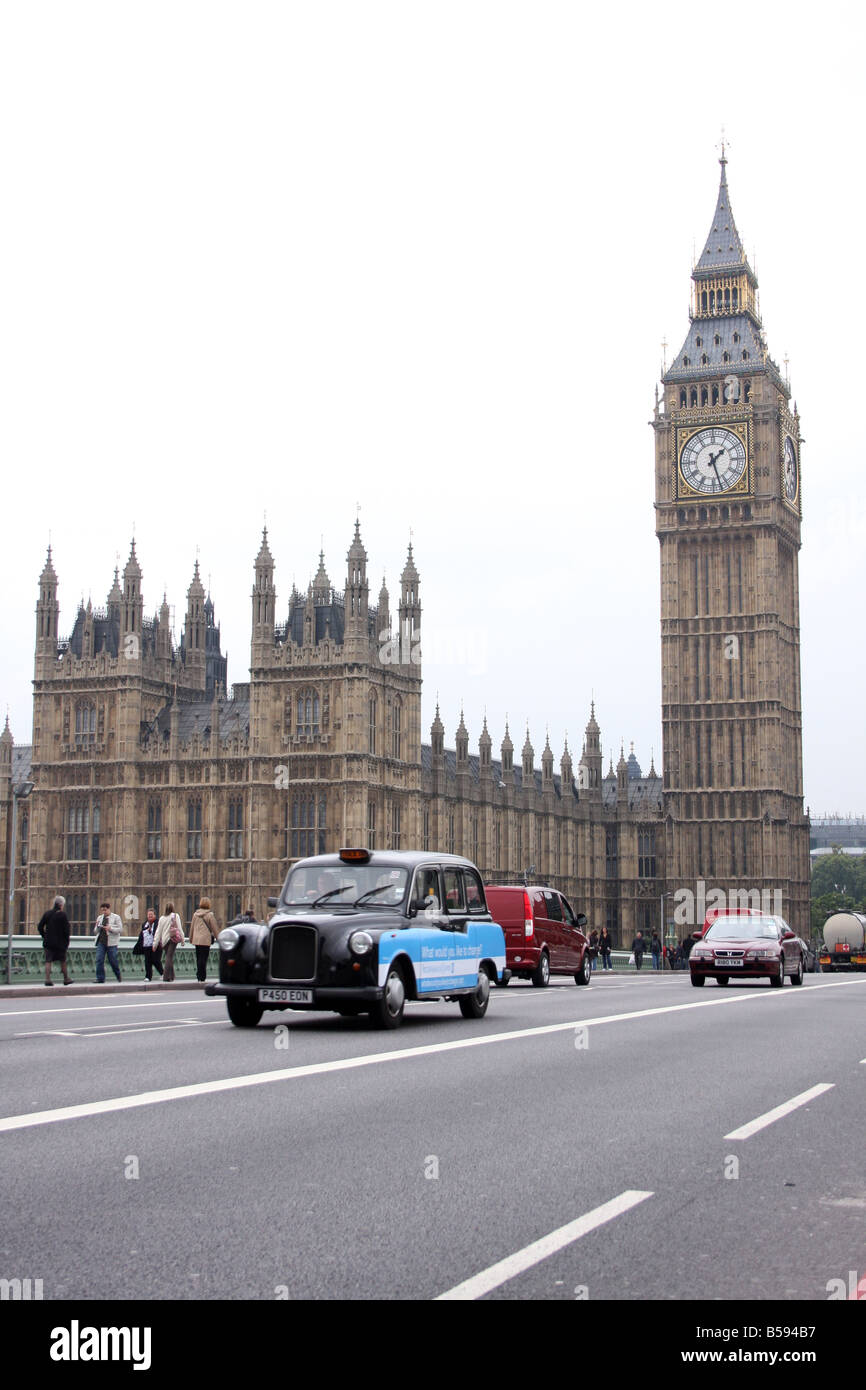 Un black cab con il Big Ben a Londra Inghilterra. Foto Stock