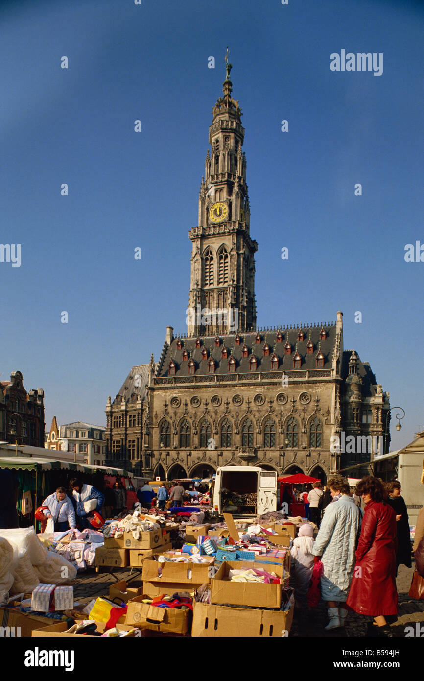 Town Square con mercato Arras Nord Pas de Calais Francia Europa Foto Stock