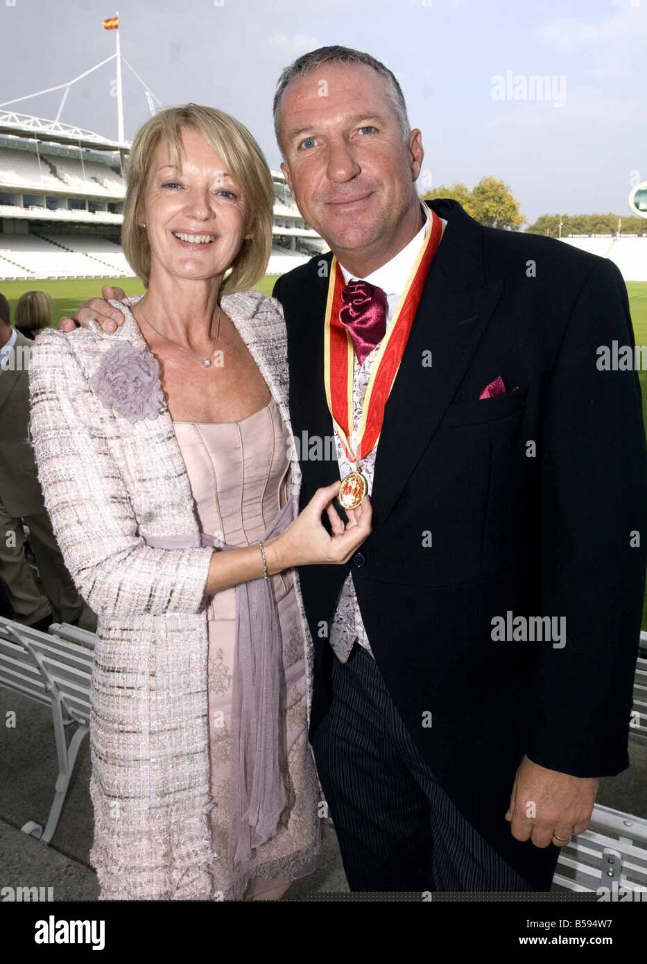 English cricket eroe Sir Ian Botham e Lady Botham a Lord oggi dopo la ricezione del suo cavalierato dalla regina a Buckingham Palace questa mattina Foto Stock