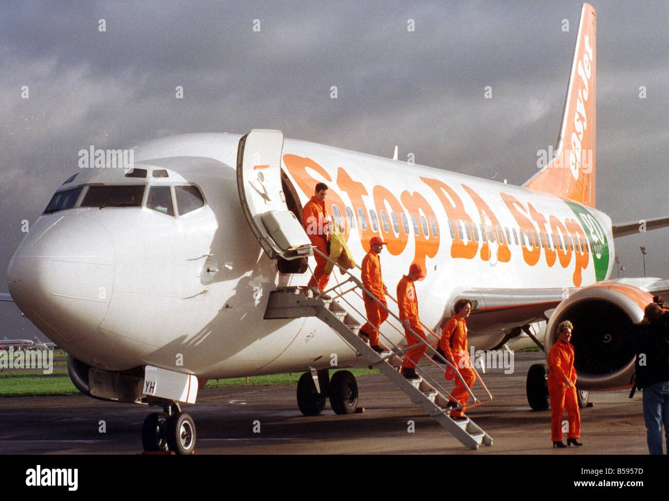 Dimostrazione di Easyjet 1998 Easyjet Boeing 737 300 aerei all'aeroporto di Bruxelles con Stelios Haji Ioannou proprietario e lavoratori e amici arrivando in Belgio per dimostrare alla CE la Commissione europea a Bruxelles per lamentarsi di pratiche commerciali sleali di British Airways compagnia aerea Go Foto Stock