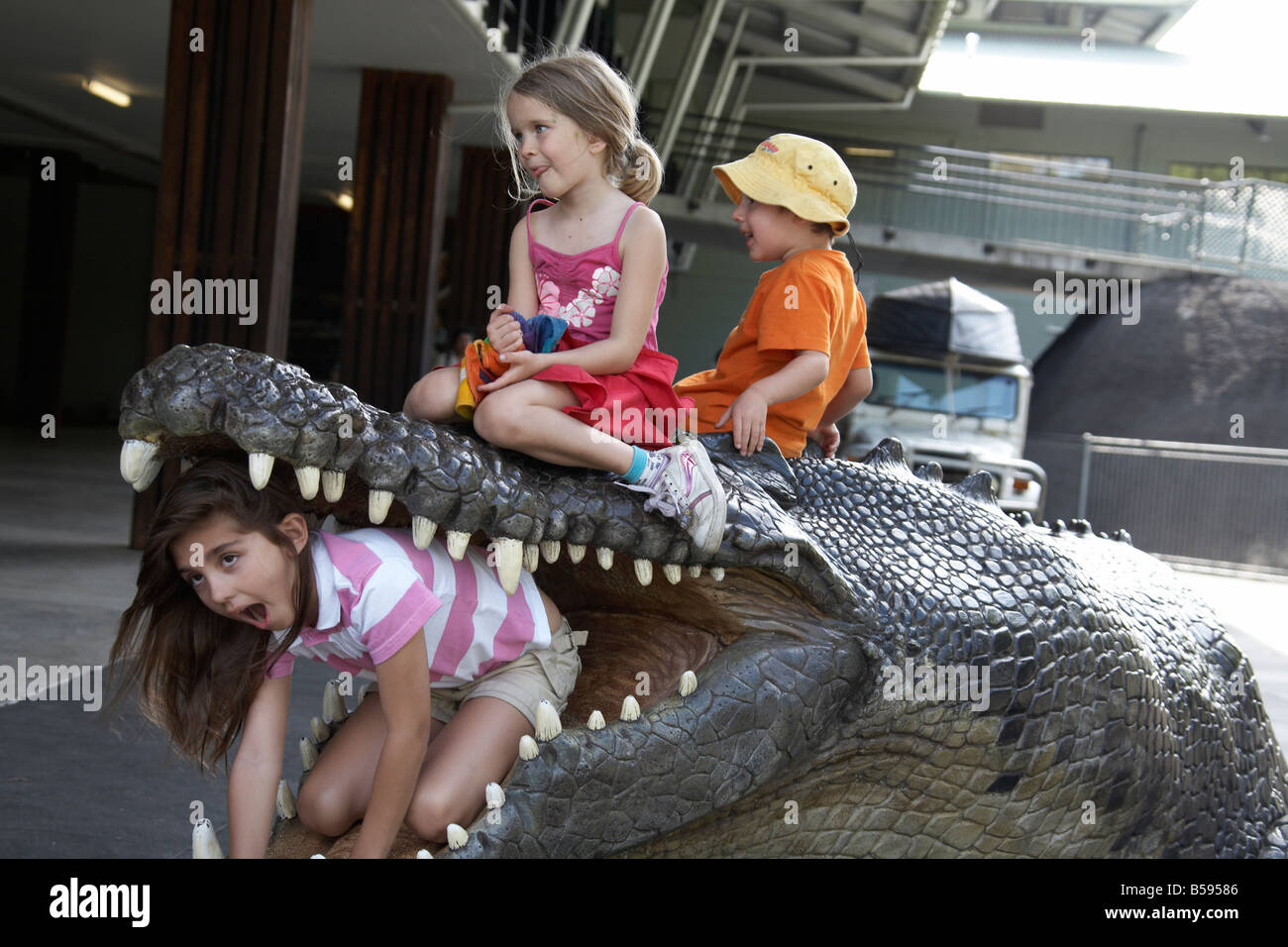 I bambini che giocano nel modello coccodrillo in bocca lo Zoo Australia wildlife e il Wild Animal Park Sunshine Coast di Queensland QLD Australia Foto Stock