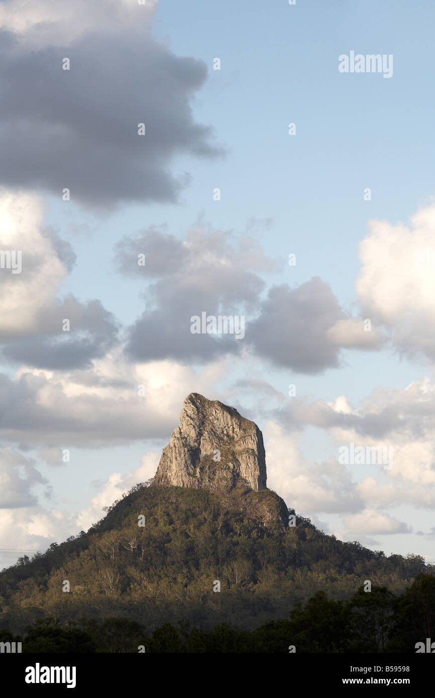 Coonowrin montagna in Glasshouse Mountains National Park costa Snshine Queensland QLD Australia Foto Stock