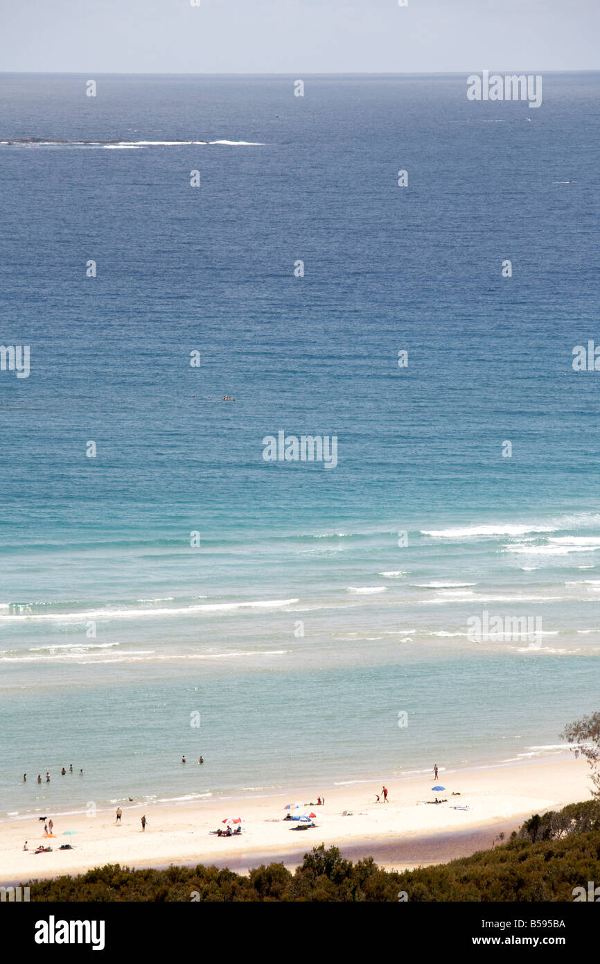 Home Beach con la gente a prendere il sole e nuotare nel mare del Nord su Stradbroke Island Queensland QLD Australia Foto Stock