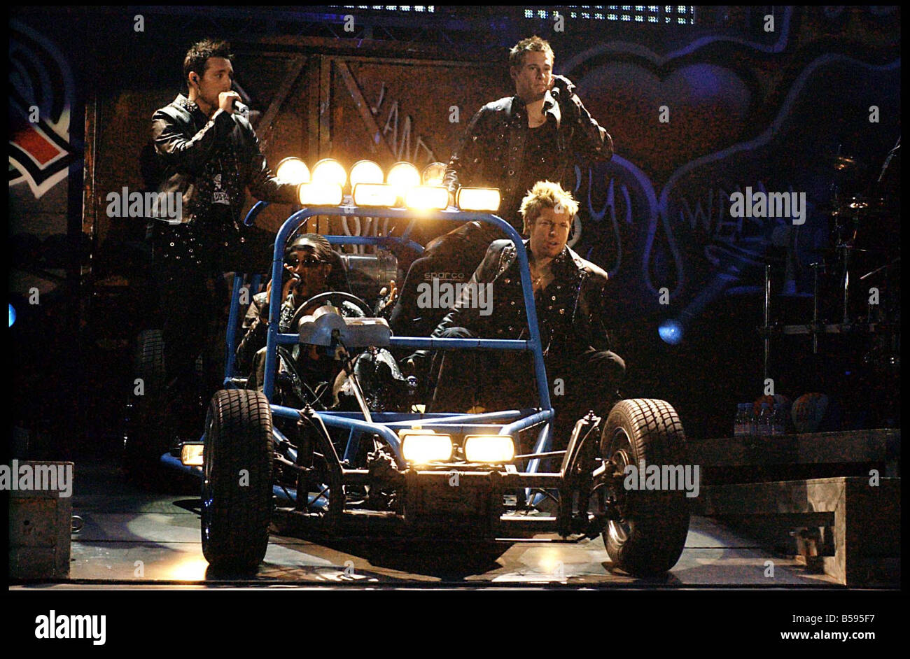 Blue in concerto al SECC Glasgow dicembre 2002 i ragazzi appaiono sul palco su una spiaggia buggy Foto Stock