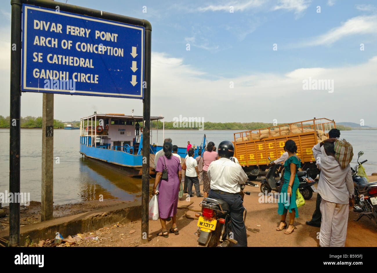 India, Goa, Old Goa. La popolazione locale di salire a bordo di un traghetto al porto sul fiume Mandovi. Foto Stock