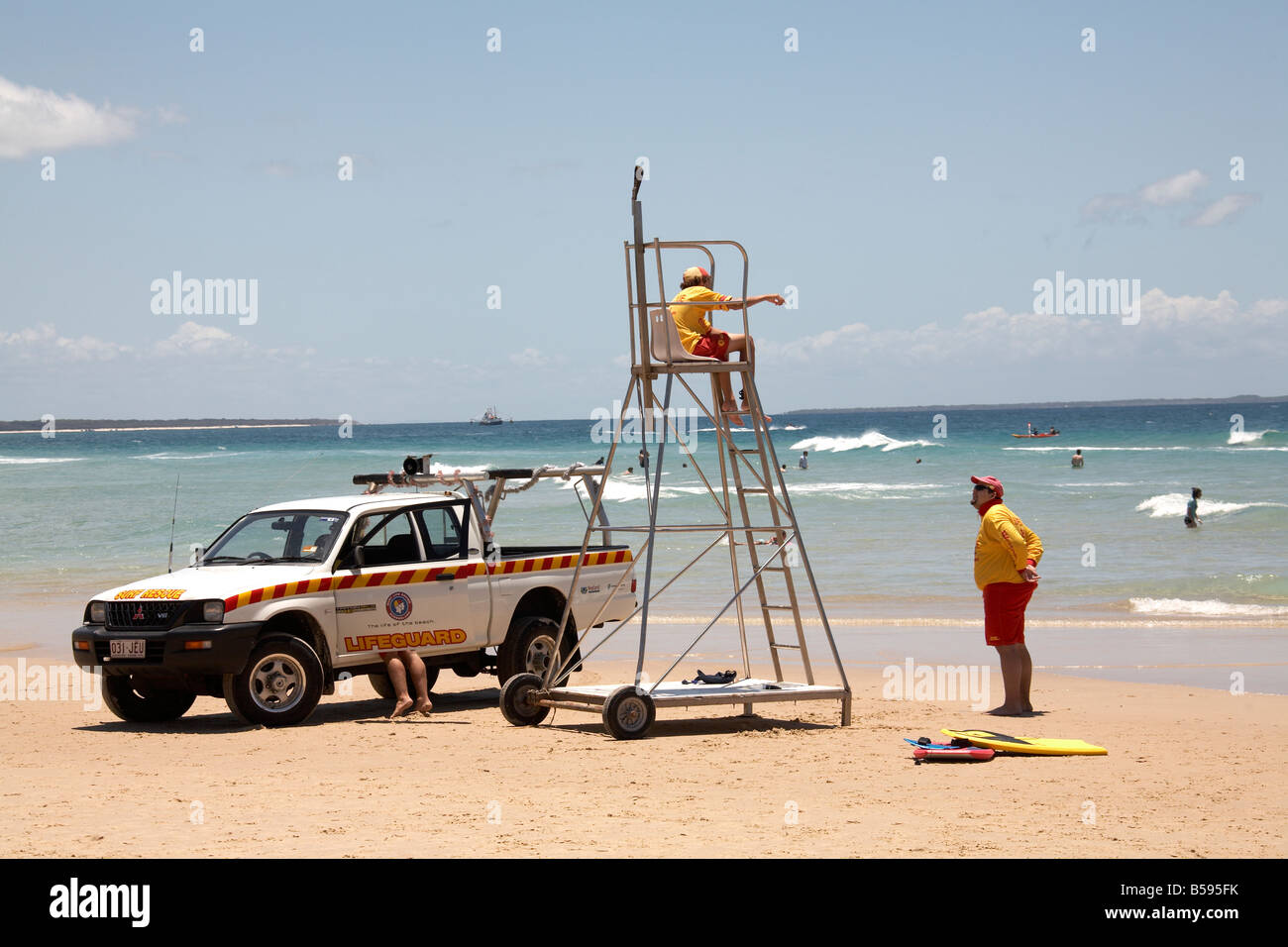 Bagnini sul cilindro spiaggia a nord Stradbroke Island Queensland QLD Australia Foto Stock