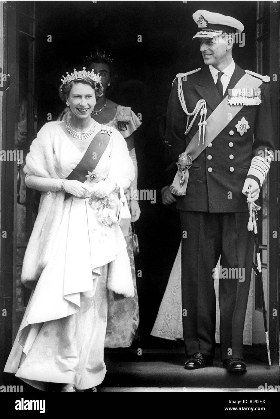 La regina e il Principe Filippo Marzo 1954 lasciando la Casa del Parlamento Hobart Tasmania Foto Stock