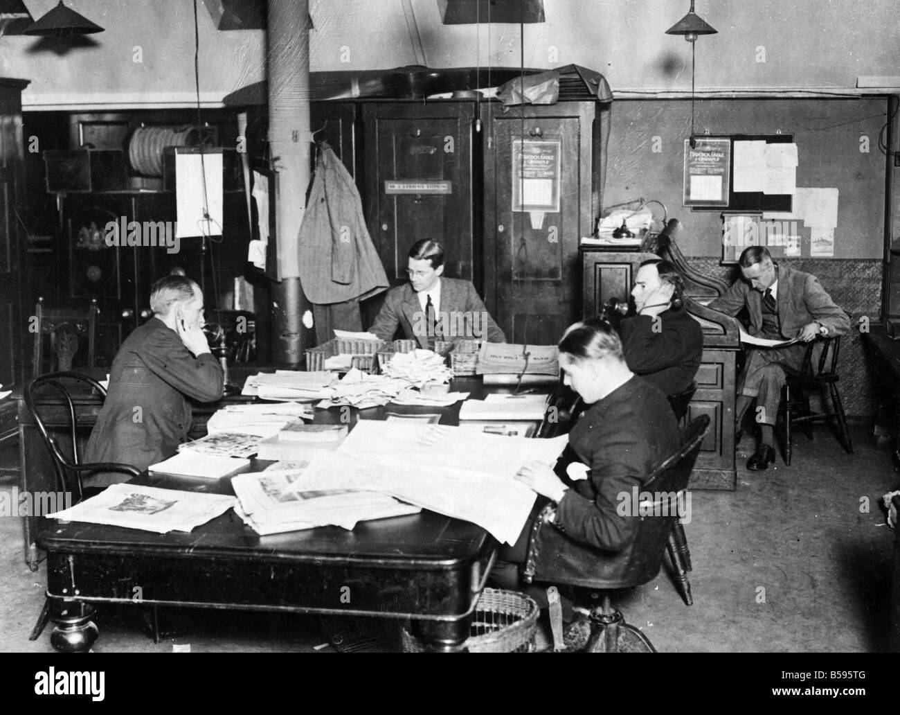 Daily Mirror News Room in Bouverie Street circa 1920.;da sinistra a destra William Rider Rider (Photographice Manager) H.F. Pothecary (Copia degustatore) W.E.Owen in primo piano (News Editor's assistant), John Haydon (Assistant News Editor) e Leigh D Brownlee (News Editor) Foto Stock