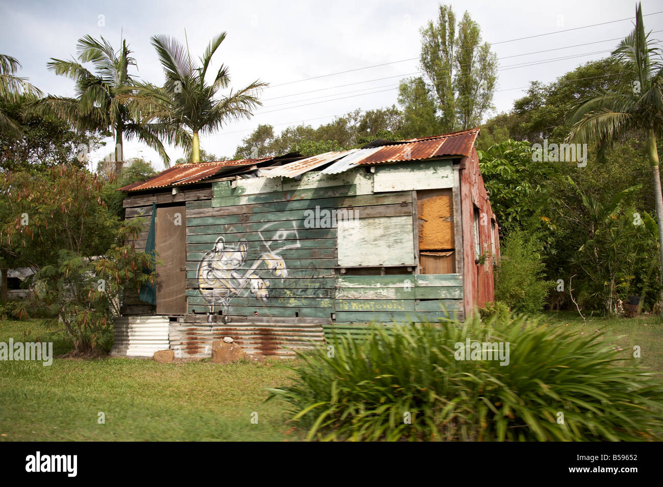 Vecchio Aborigeno di legno e ferro corrugato rivestito shack su Stradbroke Island Queensland QLD Australia Foto Stock