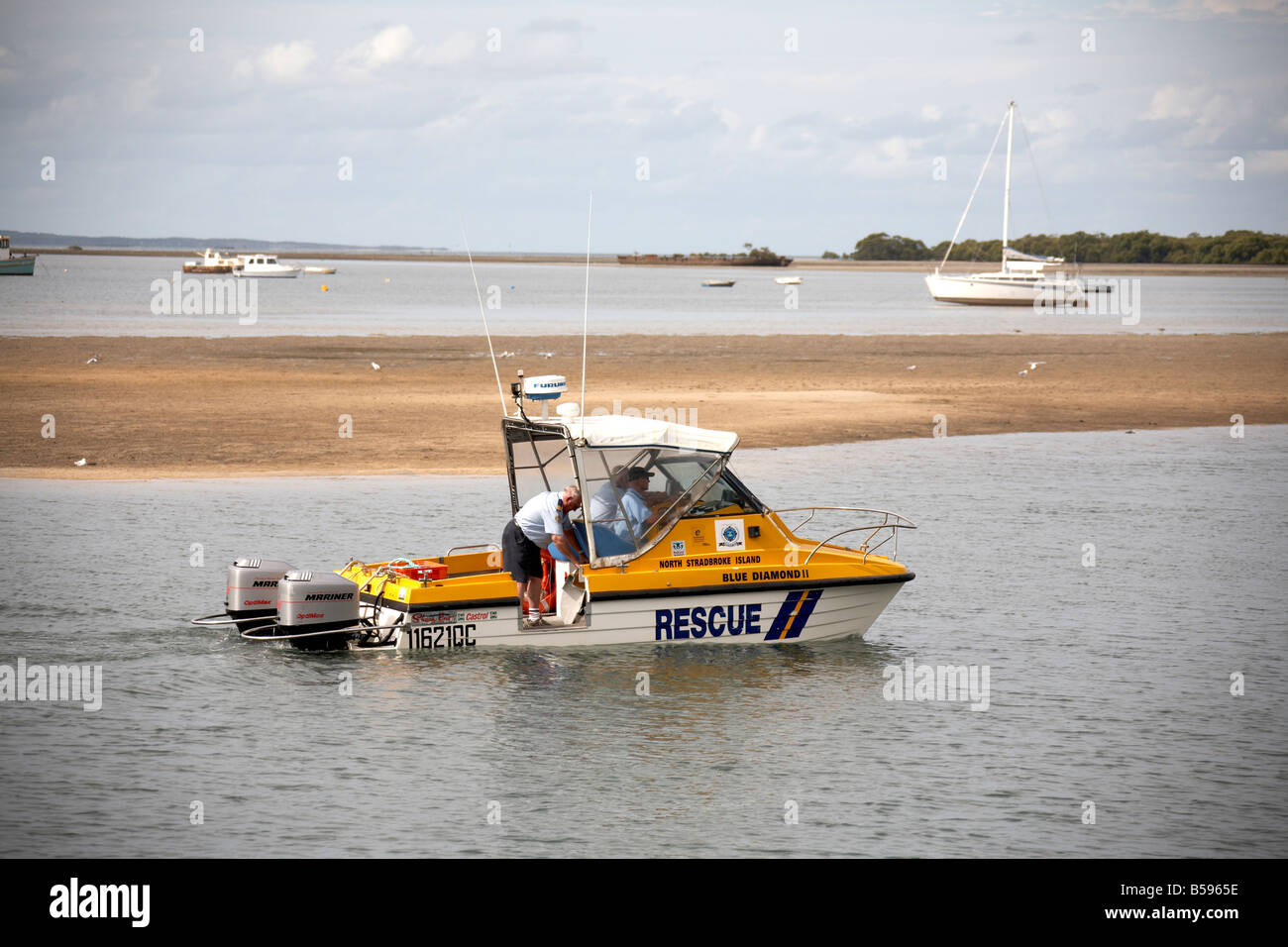 Lancio di salvataggio barca su Stradbroke Island Queensland QLD Australia Foto Stock