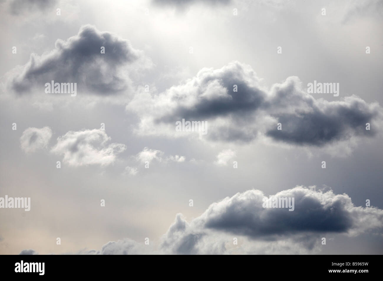Nuvole grigie nel cielo di argento in Brisbane Queensland QLD Australia Foto Stock