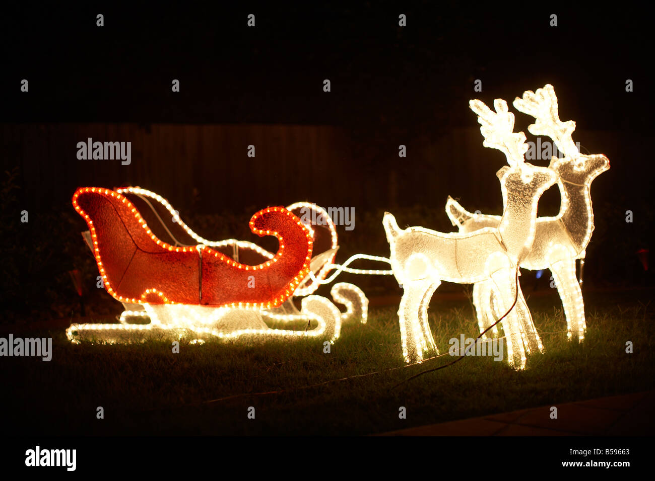 Illuminata la luce di Natale decorazioni con slitta e renne al di fuori di una casa nel Queensland QLD Australia Foto Stock