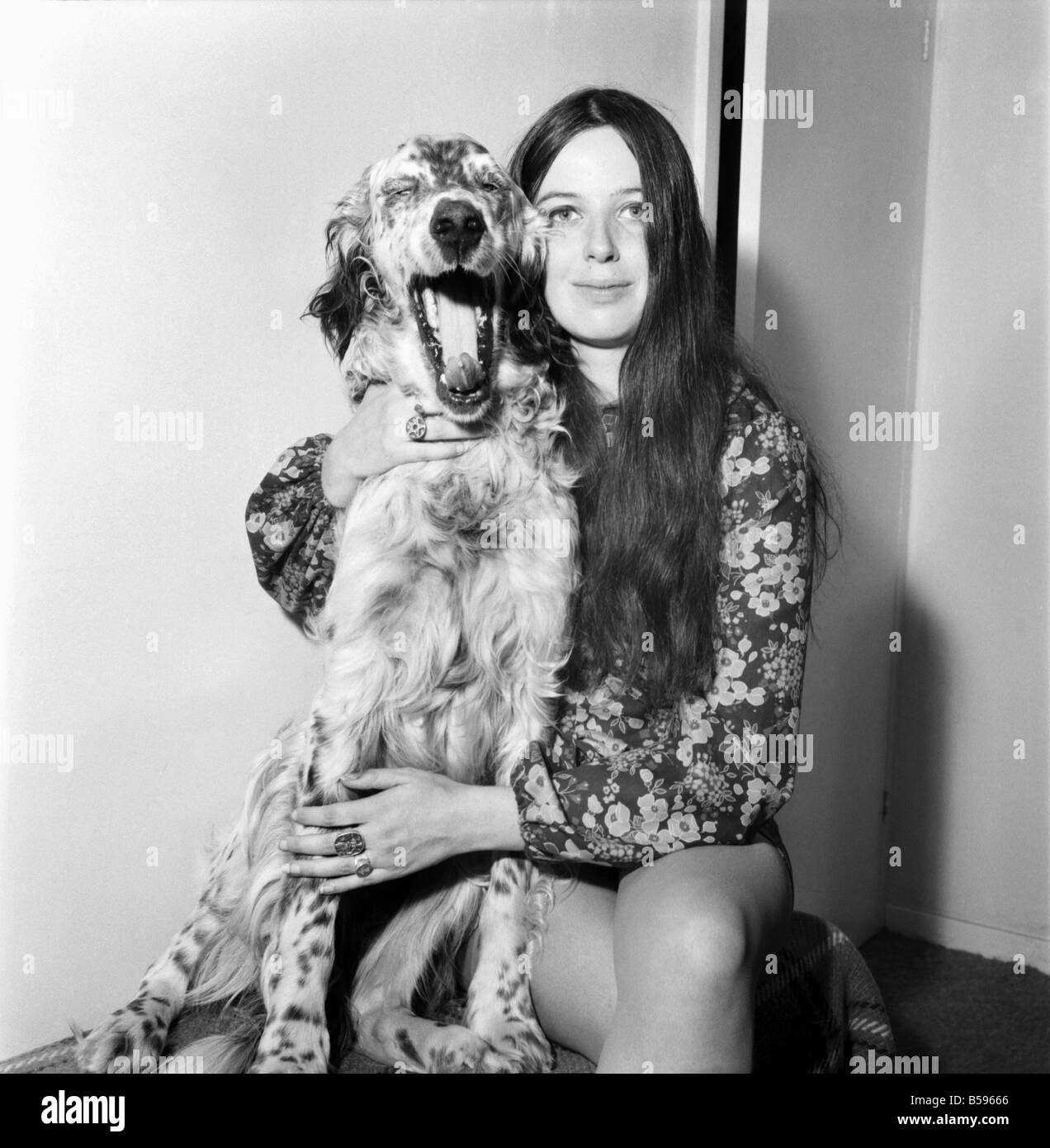 Glamorous Pat Wrigley e il suo cane Tim. Luglio 1970 70-6838-004 Foto Stock