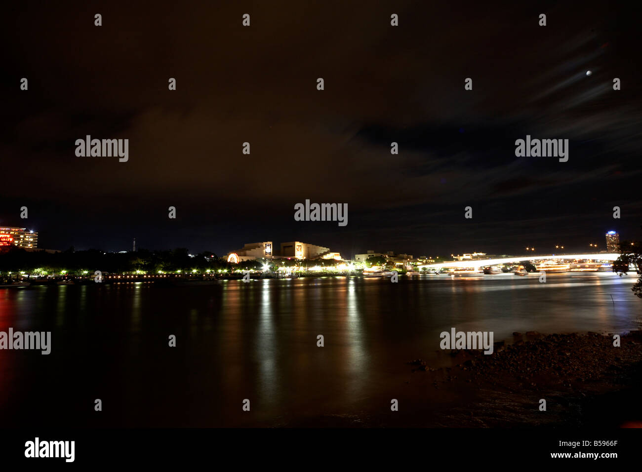 South Bank riflessioni nel fiume Brisbane a notte in Brisbane Queensland QLD Australia Foto Stock