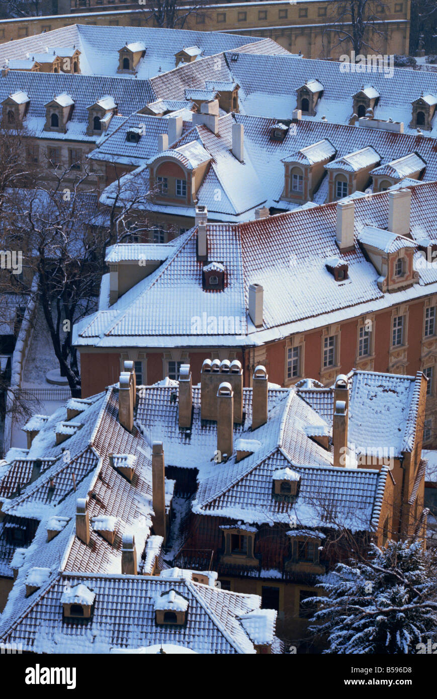 Antenna di neve la copertura di tetti in Mala Strana di Praga Repubblica Ceca L TAYLOR Foto Stock