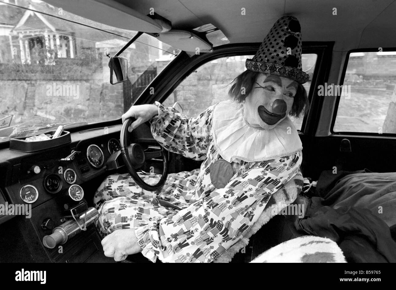 Bambino intrattenitore: il sig. soffiante il clown visto qui in sua automobile. Marzo 1981 PM 81-01186-004 Foto Stock