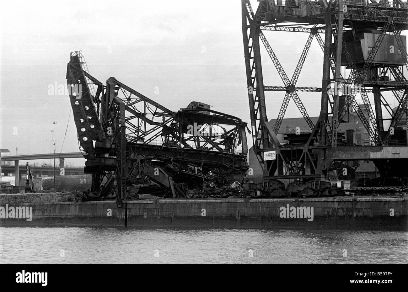 L'industria delle costruzioni navali: Industriale scena di decadimento della John Brown cantiere navale sul fiume Clyde dopo i suoi proprietari abbandonata. Giugno 1981 PM Foto Stock