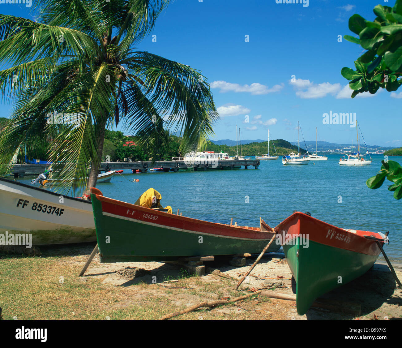 Barche da pesca tirare sulla spiaggia a Trois Ilets Harbour Martinica Caraibi G R Richardson Foto Stock