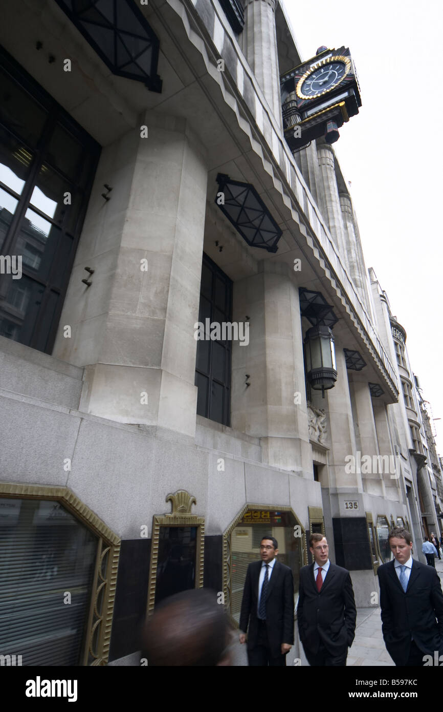 Uffici di Goldman Sachs merchant bank vecchio Daily Express edificio con lavoratori Fleet Street City of London EC4 Foto Stock