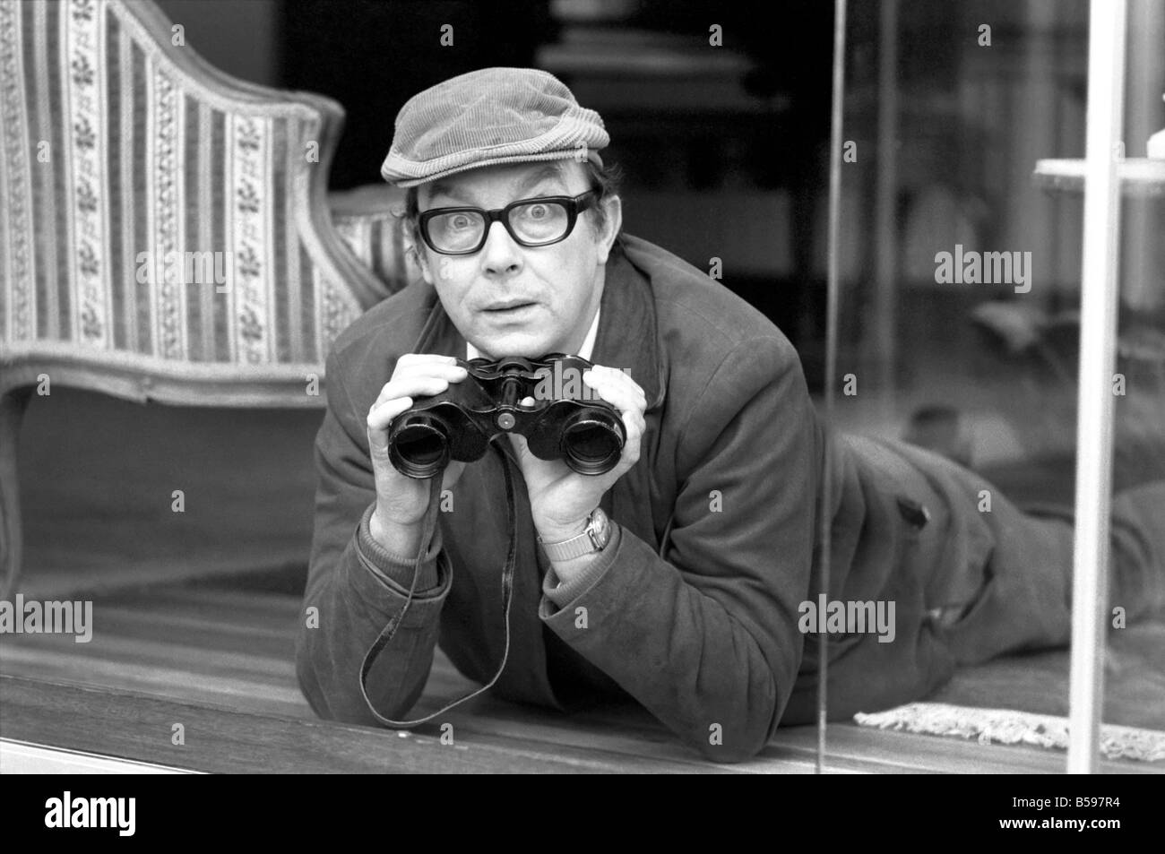 Il comico Eric Morecambe visto qui al suo Hertfordshire home 1971 71-12050-002 Foto Stock