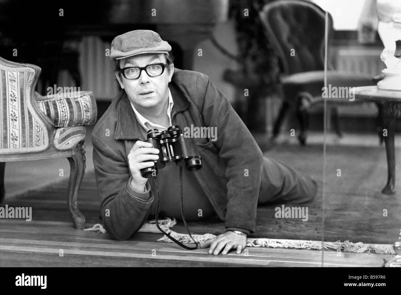 Il comico Eric Morecambe visto qui al suo Hertfordshire home 1971 71-12050-003 Foto Stock