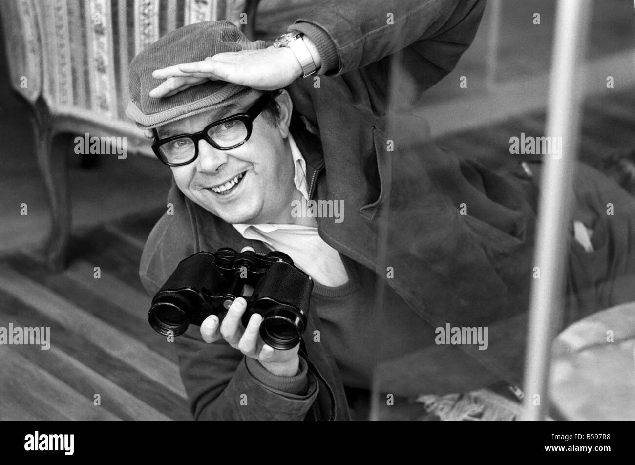Il comico Eric Morecambe visto qui al suo Hertfordshire home 1971 71-12050-004 Foto Stock