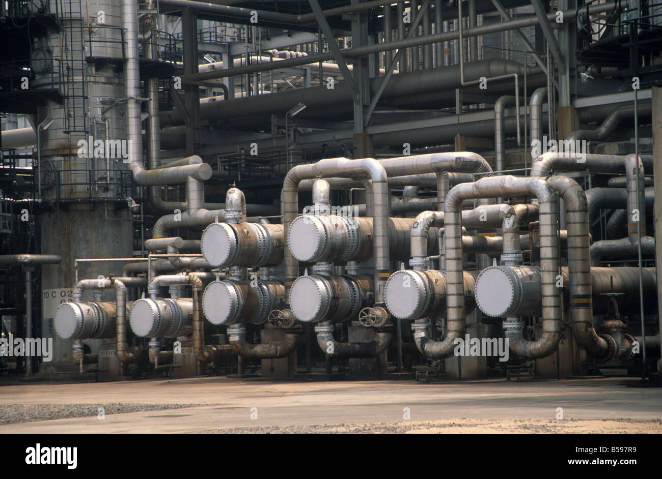 Complesso di tubi e tubazioni in NNPC Nigerian National Petroleum Corporation raffineria di petrolio in Port Harcourt Nigeria Africa Foto Stock
