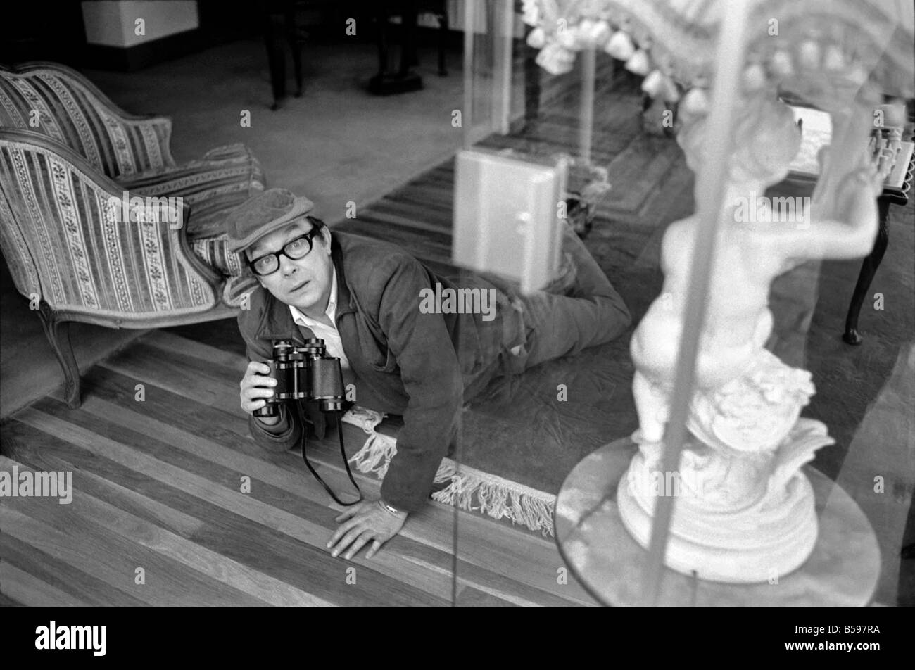 Il comico Eric Morecambe visto qui al suo Hertfordshire home 1971 71-12050-005 Foto Stock