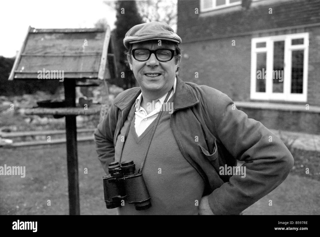 Il comico Eric Morecambe visto qui al suo Hertfordshire home 1971 71-12050-007 Foto Stock