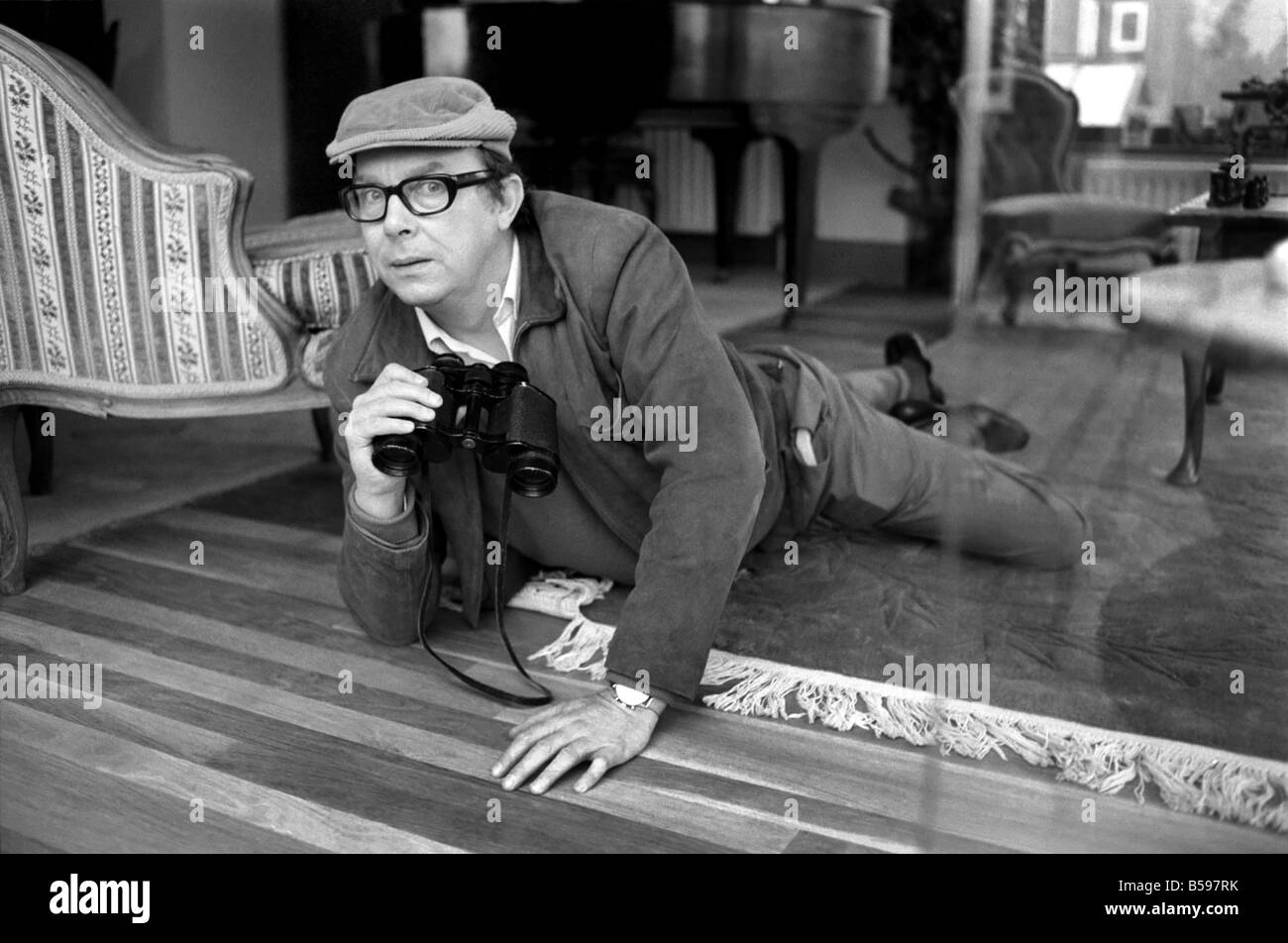 Il comico Eric Morecambe visto qui al suo Hertfordshire home 1971 71-12050-008 Foto Stock
