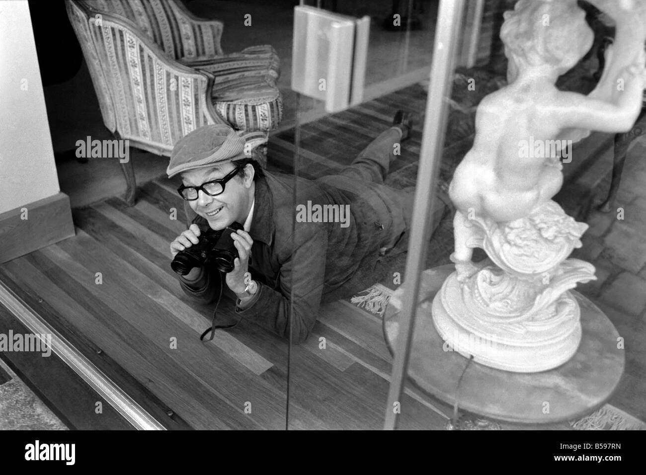 Il comico Eric Morecambe visto qui al suo Hertfordshire home 1971 71-12050-009 Foto Stock