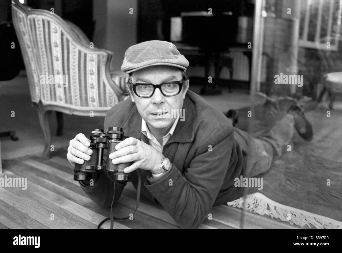Il comico Eric Morecambe visto qui al suo Hertfordshire home Dicembre 1971 71-12050 Foto Stock