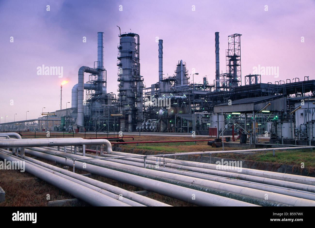 Tubazioni di impianti con viola malva o cielo in NNPC Nigerian National Petroleum Corporation raffineria di petrolio in Port Harcourt Ni Foto Stock
