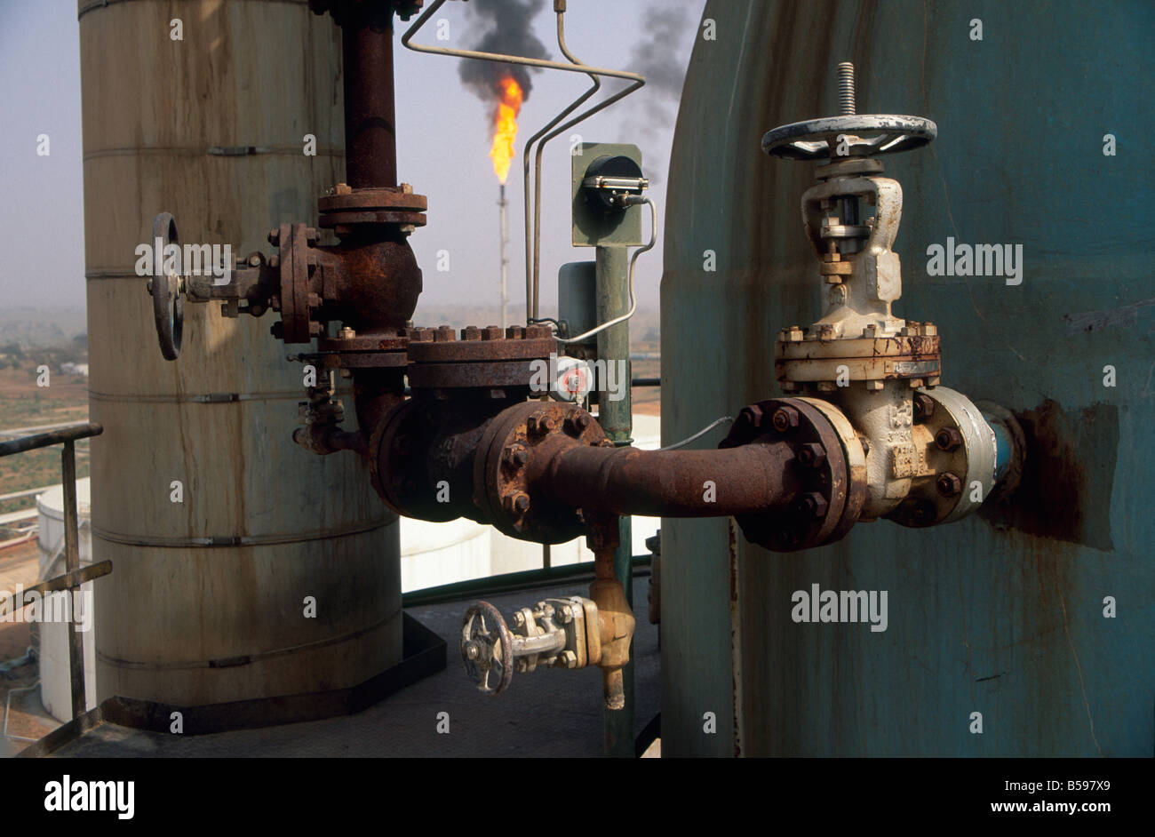 Le valvole con bruciatore a fiamma viva di gas al di là in NNPC Nigerian National Petroleum Corporation raffineria di petrolio a Kaduna Nigeria Africa Foto Stock