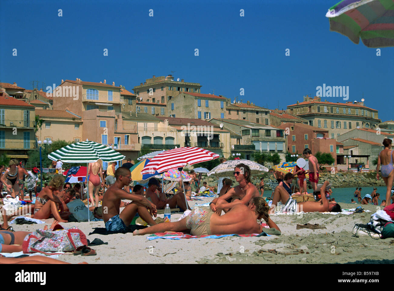 La gente sulla spiaggia di Ile Rousse Corsica Francia N Boyd Foto Stock